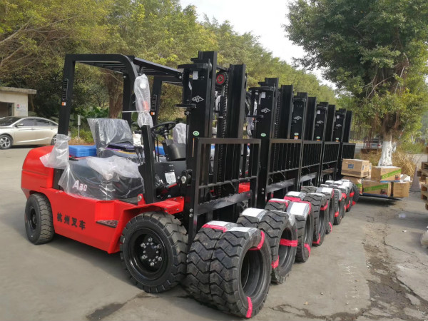 叉車?yán)系每?？不同階段的叉車保養(yǎng)你要注意！